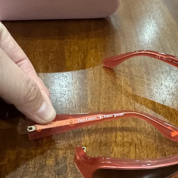 Y2K Juicy Couture Sunglass Set Lot, 2 pairs of sunglasses, 1 dust cloth, 1 case - Picture 6 of 8